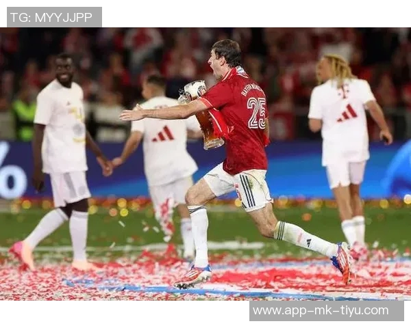 凯恩寒风中挥杆打高尔夫穆勒点赞为他加油打气 凯恩寒风中挥杆打高尔夫穆勒点赞为他加油打气