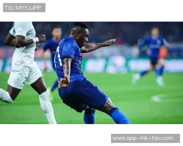 平地惊雷切利克被队友撞倒小基恩禁区外怒射轰出惊世之球 平地惊雷切利克被队友撞倒小基恩禁区外怒射轰出惊世之球